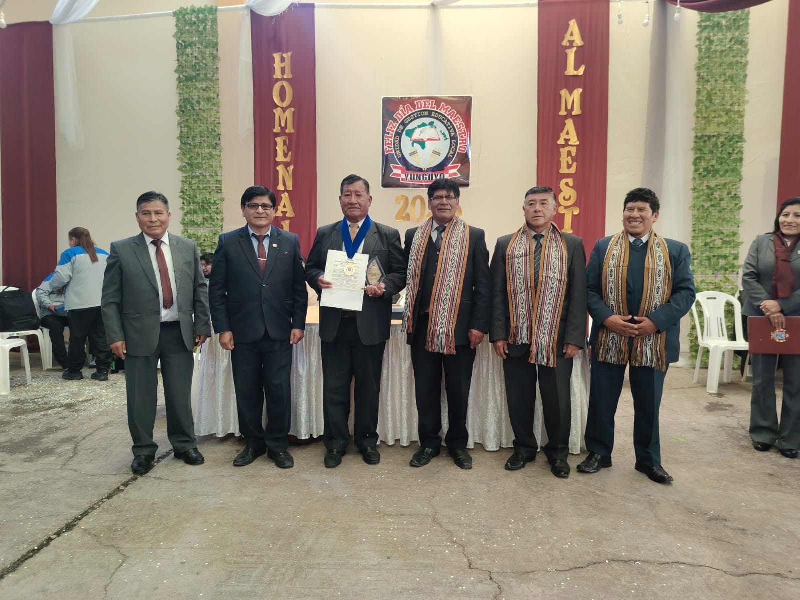 EMOTIVO HOMENAJE A DOCENTES DE LA UGEL YUNGUYO POR AÑOS DE SERVICIO.